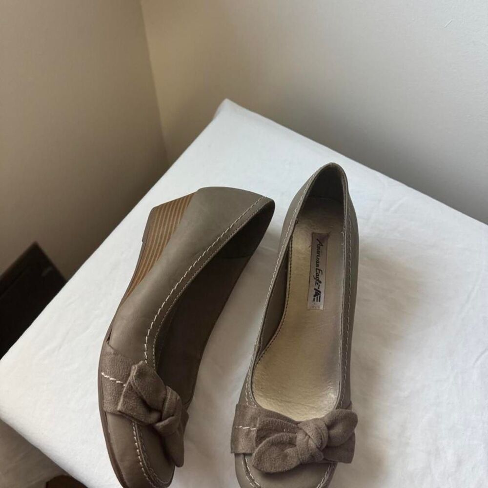 Y2K 90s American Eagle Taupe Bow Wedge Pumps Size 8.5